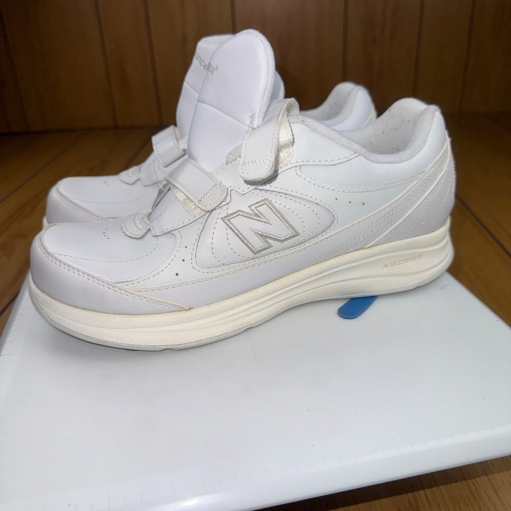 New Balance 577 White Leather Hook and Loop Walking Shoes WW577VW‎ Womens 9 D